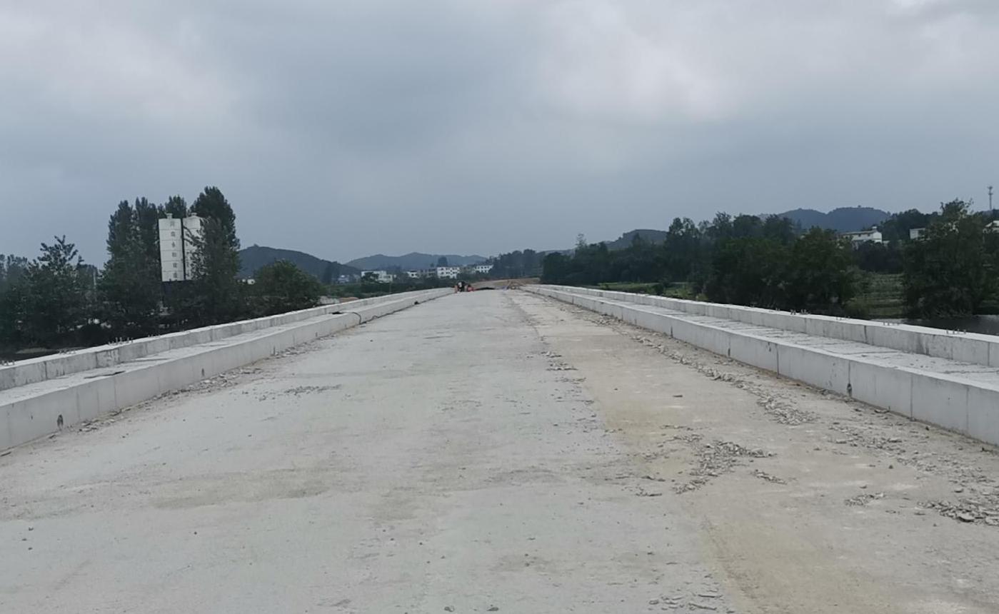 迎難而上?？⒐?鼓足干勁再出發(fā)——集團(tuán)董事長孔德穩(wěn)對河川西橋工程進(jìn)行檢查指導(dǎo)