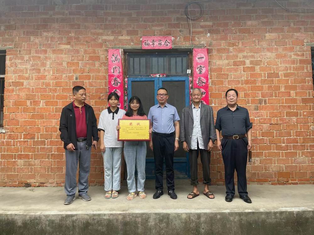 精準(zhǔn)幫扶送溫暖，資助育人暖人心--永和集團(tuán)董事長(zhǎng)走訪慰問(wèn)貧困大學(xué)生