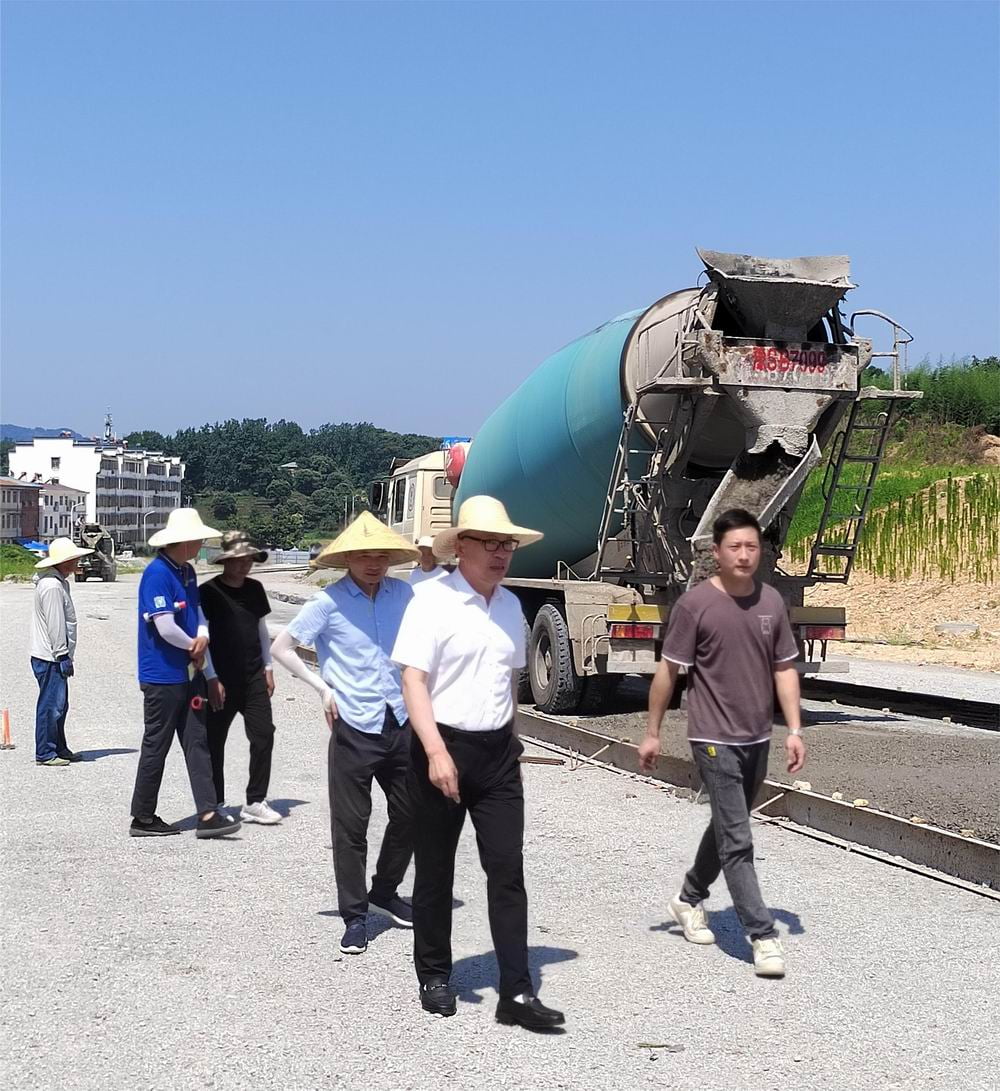 高溫下的堅守 ——河南永和建設(shè)集團(tuán)董事長孔德穩(wěn)蒞臨項目施工現(xiàn)場考察指導(dǎo)工作